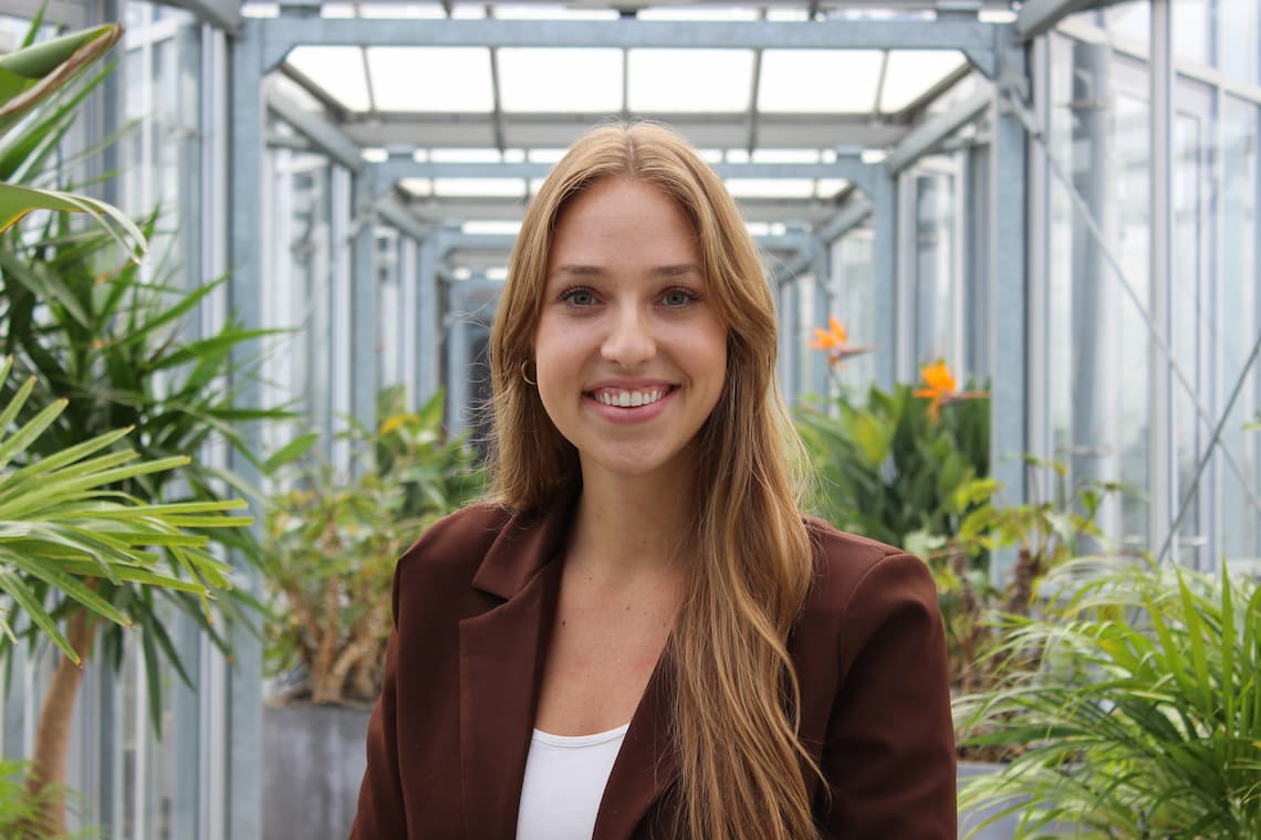 Elise_Hofman_Headshot_Color (1)